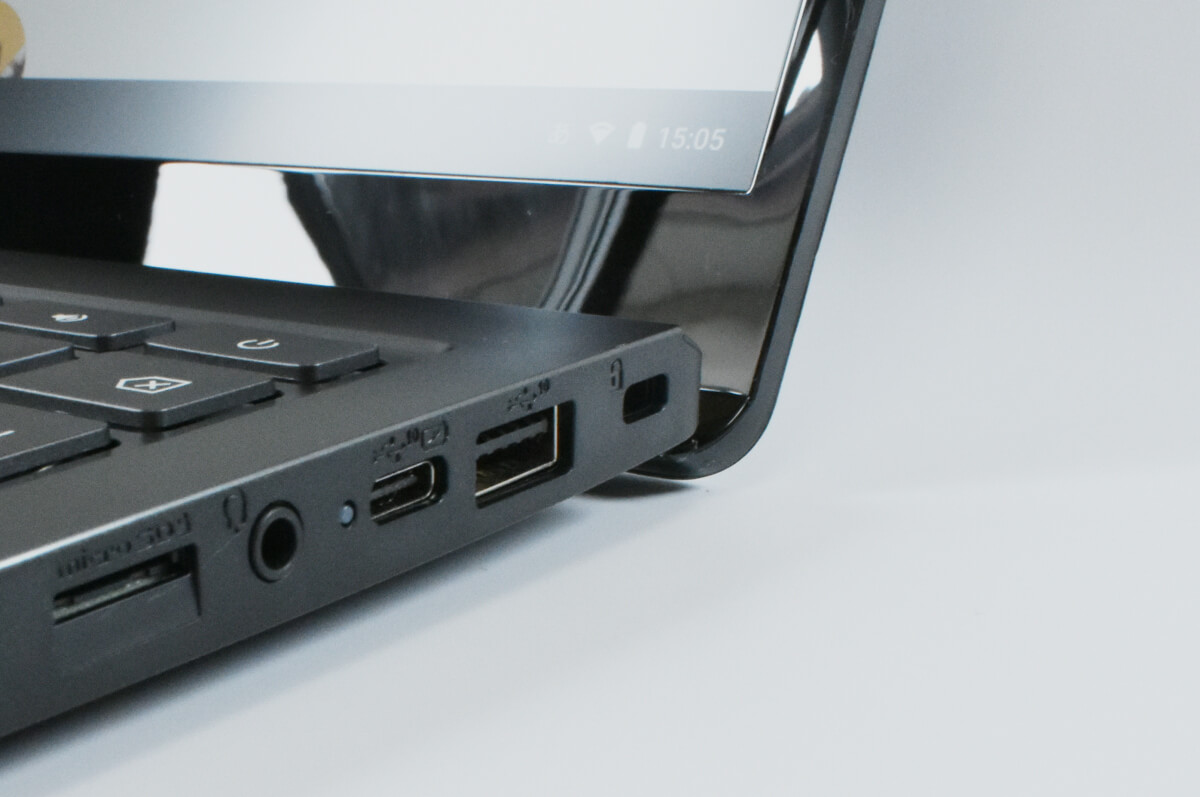 富士通FMV Chromebook エルゴリフトヒンジと右側面のポート